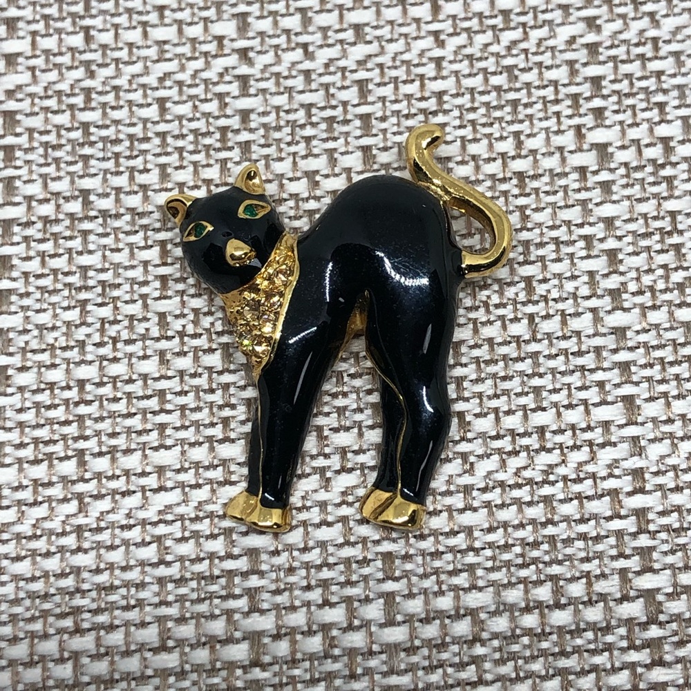 Vintage trifari black cat with emerald eyes